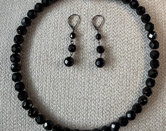 Gitzwarte set chokerketting en hangoorbellen met facetkralen, art-deco-revivalstijl