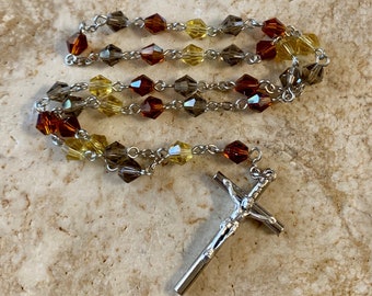 Rosario protestante anglicano en cristal gris ámbar amarillo