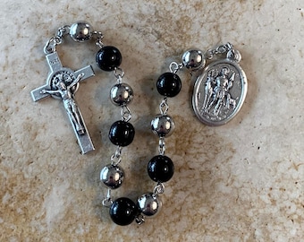 Rosario de San Huberto en piedra negra y tono plateado (diez libras)