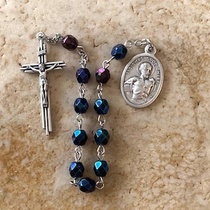 Może przedstawiać: Zestaw trzech ceramicznych misek w odcieniach niebieskiego, zielonego i białego. Miski mają nakrapiane szkliwo i prosty, nowoczesny design. Największa miska ma średnicę około 15 cm.