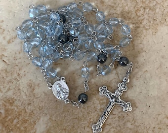 Rosario de cristal con piedra natal de color aguamarina/marzo