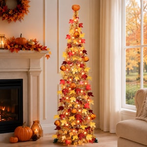 Puede incluir: Un árbol de oropel dorado, alto y esbelto, decorado con luces blancas cálidas, hojas de arce artificiales de otoño en tonos rojos, naranjas y amarillos, y pequeñas calabazas decorativas sujetas a lo largo de las ramas.