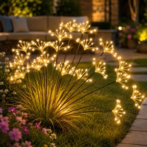 Op de afbeelding: Een decoratieve tuinlamp voor buiten met meerdere dunne, donkere stelen die uitwaaieren vanaf een centrale basis. Elke steel is bekroond met een cluster van kleine, warmwitte LED-lampjes, wat een vuurwerkeffect in het donker creëert.
