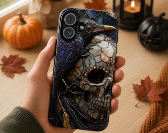 Könnte beinhalten: Eine Smartphone-Hülle mit einem Design im Buntglas-Stil, das einen dunklen Raben auf einem menschlichen Schädel zeigt. Das Kunstwerk kombiniert tiefe Blau-, Lila- und Goldtöne mit komplexen Linien und kleinen bernsteinfarbenen Akzenten.