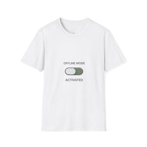 Op de afbeelding: Een wit t-shirt met korte mouwen voorzien van de tekst "OFFLINE MODE" boven een afbeelding van een tuimelschakelaar die naar rechts staat, met het woord "ACTIVATED" eronder gedrukt in een donkergrijze schreefloze letter op de borst.