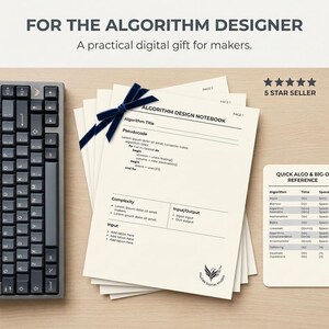 K&ouml;nnte beinhalten: Ein Stapel cremefarbener Seiten f&uuml;r ein Algorithmus-Design-Notizbuch, zusammengebunden mit einem dunkelblauen Samtband, neben einer schwarzen Computertastatur und einer Quick Algo & Big-O Referenzkarte mit schwarzem Text und Vogellogo.