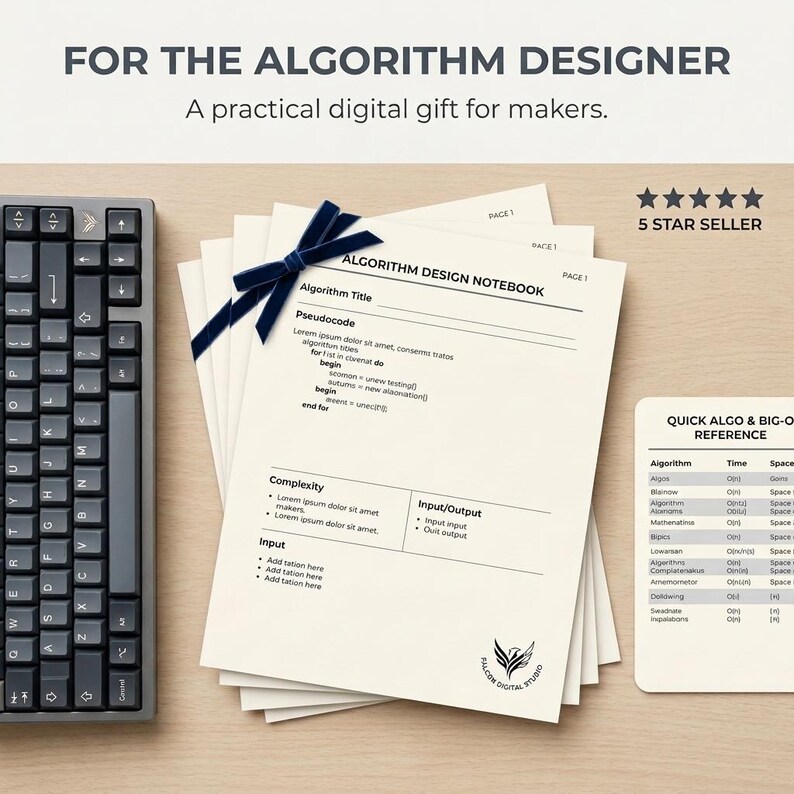 K&ouml;nnte beinhalten: Ein Stapel cremefarbener Seiten f&uuml;r ein Algorithmus-Design-Notizbuch, zusammengebunden mit einem dunkelblauen Samtband, neben einer schwarzen Computertastatur und einer Quick Algo & Big-O Referenzkarte mit schwarzem Text und Vogellogo.