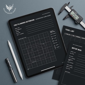 Może przedstawiać: Tablet cyfrowy wyświetlający notatnik do planowania CNC w trybie ciemnym z siatką, legendą ścieżki narzędzia i polami projektu. Obok znajduje się biały rysik, frez, lista narzędzi oraz suwmiarka cyfrowa wskazująca wartość 25,4 mm.