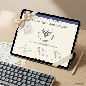 K&ouml;nnte beinhalten: Ein Tablet-Bildschirm mit dem Text FOR THE ALGORITHM DESIGNER, FALCON DIGITAL STUDIO und A practical digital gift for developers, sowie Code-Schnipseln und einem Flussdiagramm. Ein cremefarbenes Band und ein Geschenkanh&auml;nger umgeben das Tablet.