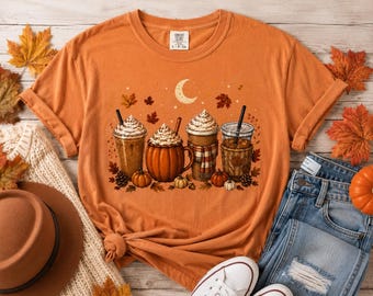 Maglietta Bella Canvas 3001 con tema bevande alla zucca e spezie / Tazze da caffè autunnali, foglie e luna - Design autunnale