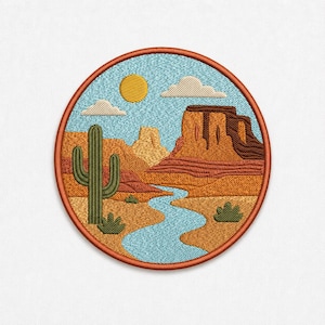 Peut inclure: Un écusson brodé circulaire représentant un paysage désertique avec un grand cactus saguaro vert, des formations rocheuses orange et une rivière bleue sinueuse. Le ciel est bleu clair avec un soleil jaune et deux nuages blancs, bordé de rouille.