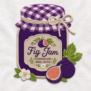 Può includere: Una toppa ricamata raffigurante un barattolo di marmellata viola con un coperchio a quadretti viola e bianchi legato con uno spago beige. L'etichetta riporta Fig Jam, Homemade, Small Batch, con illustrazioni di fichi e fiori bianchi.