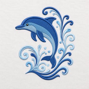 Op de afbeelding: Een geborduurde patch met een springende dolfijn in tinten donker- en lichtblauw. Het ontwerp bevat ingewikkelde wervelende waterpatronen en bubbels in verschillende blauwtinten, wat zorgt voor een dynamisch aquatisch tafereel op een witte stof.