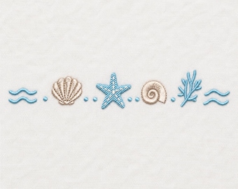 Puede incluir: Un diseño de bordado que presenta una fila horizontal de elementos náuticos que incluye líneas onduladas azul claro, una concha de abanico beige, una estrella de mar azul claro, una concha espiral beige y una rama de coral azul claro.