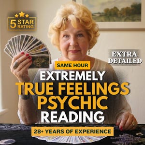 Peut inclure: Une personne aux cheveux blonds tient un éventail de cartes de tarot. Les textes superposés indiquent 5 STAR RATING, SAME HOUR, EXTREMELY TRUE FEELINGS PSYCHIC READING, EXTRA DETAILED et 28+ YEARS OF EXPERIENCE. La personne porte des bagues.