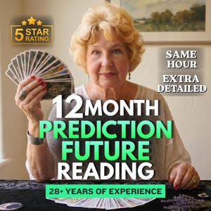 Puede incluir: Una persona de cabello rubio sostiene un abanico de cartas de tarot. El texto superpuesto dice 5 STAR RATING, SAME HOUR, EXTRA DETAILED, 12 MONTH PREDICTION FUTURE READING y 28+ YEARS OF EXPERIENCE. La persona viste una blusa blanca y anillos.