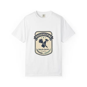 ハウスキーピングバッジTシャツ｜ヴィンテージクリーニングツール、輝きを楽しもう