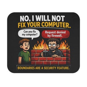 Puede incluir: Una alfombrilla de ratón rectangular negra con una ilustración de dibujos animados de una persona detrás de un muro de ladrillos con llamas, sosteniendo una taza. El texto dice: NO, I WILL NOT FIX YOUR COMPUTER. Can you fix my computer? Request denied by firewall. BOUNDARIES ARE A SECURITY FEATURE.