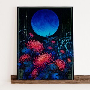 Könnte beinhalten: Ein rechteckiger Kunstdruck mit einem großen, leuchtend blauen Mond, der über einem dunklen Garten zentriert ist. Lebhafte rote Chrysanthemen mit stacheligen Blütenblättern blühen im Vordergrund und bilden einen Kontrast zu tiefblauem Laub.