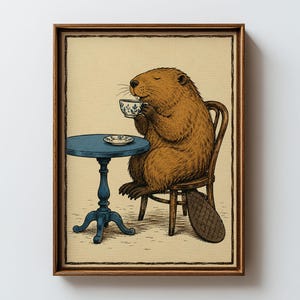Könnte beinhalten: Ein gerahmter Kunstdruck, der einen braunen Biber zeigt, der auf einem Holzstuhl an einem kleinen blauen Tisch mit Mittelfuß sitzt. Der Biber hält eine weiße Teetasse mit blauem Blumenmuster, während eine passende Untertasse auf dem Tisch steht.