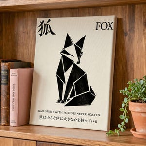 Könnte beinhalten: Ein rechteckiger Leinwanddruck mit einer schwarzen, geometrischen Fuchsgrafik auf cremefarbenem Hintergrund. Der Text lautet FOX, das japanische Kanji für Fuchs und der englische Satz TIME SPENT WITH FOXES IS NEVER WASTED mit japanischem Text.