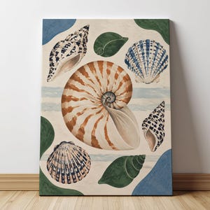 Könnte beinhalten: Ein rechteckiger Leinwanddruck mit einem großen Nautilus-Gehäuse in der Mitte mit braunen und weißen Streifen, umgeben von verschiedenen kleineren Muscheln, darunter eine blau-weiße Jakobsmuschel, gefleckte Kegelschnecken und abstrakte Formen.