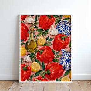 Könnte beinhalten: Ein rechteckiger Wandkunstdruck mit einem lebendigen Muster aus leuchtend roten Paprika, weißen Knoblauchknollen, gelben Zitronenscheiben und grünen Blättern auf zartrosa Grund, durchsetzt mit einem Ölfläschchen aus Glas sowie blau-weißer Keramik.