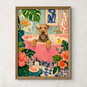 Könnte beinhalten: Ein gerahmter Kunstdruck, der einen Airedale Terrier mit einer weißen Blume auf dem Kopf zeigt, der in einer rosa Badewanne mit Löwenfüßen voller Schaum sitzt. Die Szene enthält eine gelbe Quietscheente, tropische Pflanzen und Hibiskusblüten.
