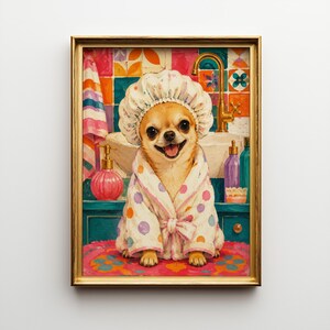 Könnte beinhalten: Ein gerahmtes Gemälde eines beigen Chihuahuas, der eine weiße Duschhaube und einen weißen Bademantel mit bunten Punkten trägt. Der Hund befindet sich in einem Badezimmer mit Waschbecken, goldenem Wasserhahn, rosa Seifenspender und Fliesenwand.