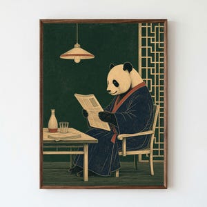 Könnte beinhalten: Ein gerahmter Wandkunstdruck, der einen Panda in einem dunkelblauen Gewand mit rotem Besatz zeigt, der auf einem Holzstuhl sitzt und eine Zeitung liest. Ein kleiner Tisch mit einem Glas und einer Flasche steht unter einer Hängeleuchte.