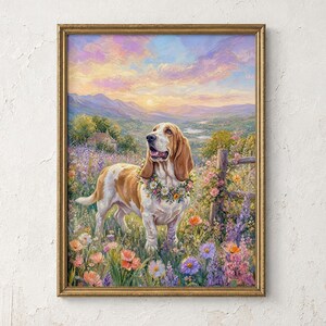 Könnte beinhalten: Ein gerahmter Kunstdruck, der einen Basset Hound mit einem Blumenkranz um den Hals zeigt, der in einer lebendigen Wiese voller bunter Wildblumen steht, mit einer Berglandschaft und einem Sonnenuntergangshimmel im Hintergrund.