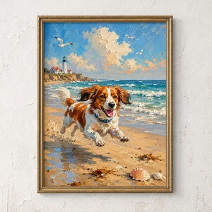 Könnte beinhalten: Ein gerahmtes Ölgemälde, das einen braun-weißen Hund zeigt, der an einem Sandstrand entlangläuft. Die Szene umfasst einen blauen Ozean mit Wellen, einen entfernten Leuchtturm auf einer Klippe und einen hellen Himmel mit Wolken und Möwen.