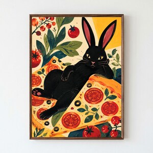 Könnte beinhalten: Ein gerahmter Kunstdruck, der einen schwarzen Hasen zeigt, der auf großen Pizzastücken liegt, die mit roten Tomatenscheiben, schwarzen Oliven und grünen Blättern belegt sind. Der Hintergrund enthält gelbe Akzente und Tomatenranken.