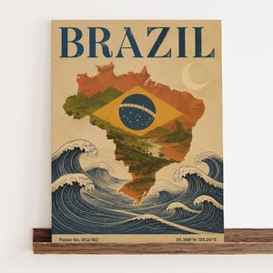 Könnte beinhalten: Ein gerahmtes Poster mit dem Wort BRAZIL in blauer Schrift über einer Landkarte von Brasilien, die mit einer Landschaftsillustration gefüllt ist, einem gelben Rautenfeld mit blauem Globus, einer Mondsichel und stilisierten blauen Wellen.