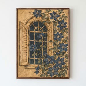 Könnte beinhalten: Ein gerahmter Kunstdruck, der ein Bogenfenster mit geöffneten Holzläden zeigt. Die Illustration stellt dunkelblaue Waldrebenblüten und grüne Ranken dar, die an der Seite des Fensterrahmens vor einem strukturierten, beigen Hintergrund emporwachsen.
