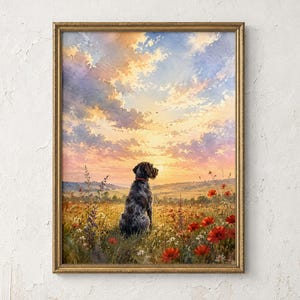 Könnte beinhalten: Ein gerahmter Kunstdruck, der einen dunkelhaarigen Hund zeigt, der in einem Feld mit Wildblumen, darunter rote Mohnblumen, unter einem Sonnenuntergangshimmel mit orangefarbenen, gelben und blauen Wolken sitzt. Dünner, goldfarbener Metallrahmen.