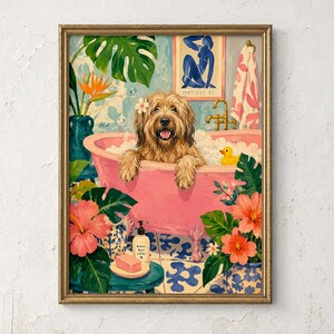 Könnte beinhalten: Ein gerahmter Kunstdruck, der einen zotteligen, hellbraunen Hund mit einer kleinen weißen Blume auf dem Kopf zeigt, der in einer mit Schaum gefüllten rosa Badewanne sitzt. Ein gelbes Quietscheentchen, tropische Pflanzen und Hibiskusblüten sind zu sehen.