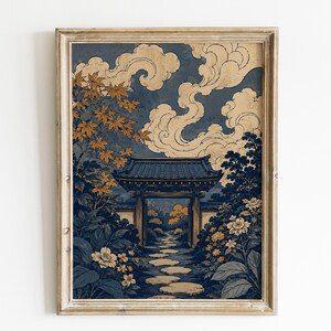 Könnte beinhalten: Ein gerahmter Wandkunstdruck mit einer dunkelblauen und goldenen Illustration eines traditionellen Tors. Ein Steinpfad führt durch das Tor, umgeben von dichtem Laub, blühenden Blumen und stilisierten, wirbelnden Wolken am Himmel.
