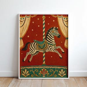 Könnte beinhalten: Ein gerahmter Kunstdruck mit einem Karussell-Zebra mit schwarz-weißen Streifen, einem blaugrünen Sattel und einer grün-weiß gestreiften Stange. Der Hintergrund ist tiefrot mit goldenen Sternen und drapierten Vorhängen über einem blaugrünen Sockel.