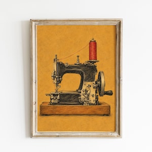 Könnte beinhalten: Eine gerahmte Illustration einer schwarzen Vintage-Nähmaschine auf einem Holzsockel vor einem strukturierten senfgelben Hintergrund. Die Maschine verfügt über eine auffällige rote Garnrolle auf der Oberseite und ein Handrad an der rechten Seite.