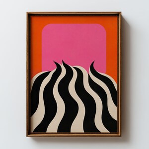Peut inclure: Une impression d'art mural verticale encadrée présentant un fond orange vif avec un grand rectangle rose en haut. Sous la forme rose, une série de rayures verticales ondulées noires et crème crée un motif fluide et rythmé.