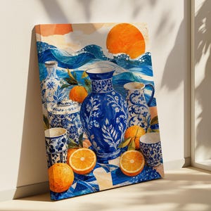 Könnte beinhalten: Ein rechteckiger Leinwanddruck mit einem Stillleben aus blau-weißen Keramikvasen, Gefäßen und Tassen, arrangiert mit leuchtend orangefarbenen Zitrusfrüchten. Der Hintergrund zeigt stilisierte blaue Meereswellen und eine große orangefarbene Sonne.