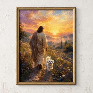 Könnte beinhalten: Ein gerahmter Kunstdruck, der eine Figur mit langem dunklem Haar in einem hellen Gewand zeigt, die auf einem Feldweg durch ein Feld mit bunten Wildblumen geht. Ein kleiner weißer Hund läuft neben der Figur auf einen hellen Sonnenuntergang zu.