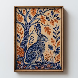Könnte beinhalten: Ein gerahmter Kunstdruck mit einem dunkelblauen Hasen, der in einer Waldumgebung sitzt, umgeben von orangefarbenen und blauen Blättern an Ästen. Die Illustration zeigt einen Holzschnitt-Stil mit sichtbaren Linien auf hellbeigem Hintergrund.