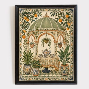 Può includere: Una stampa d'arte incorniciata raffigurante un gazebo a cupola verde circondato da alberi di arancio con frutti. All'interno, un tavolo è apparecchiato con una teiera e tazze. Piante in vaso poggiano su un pavimento a scacchi, entro un bordo.