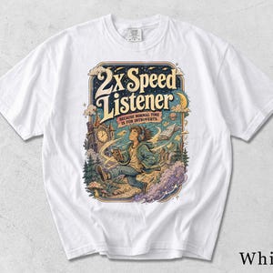 Könnte beinhalten: Ein weißes T-Shirt mit einem farbenfrohen Grafikdruck einer Person mit Kopfhörern, die durch eine Landschaft mit Uhrturm, Sternen und einem offenen Buch läuft. Der Text lautet 2x Speed Listener und Because Normal Time Is For Introverts.