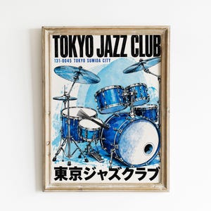 Könnte beinhalten: Ein gerahmtes Poster mit einer blauen Aquarell-Illustration eines Schlagzeugs. Der Text lautet TOKYO JAZZ CLUB, 131-0045 TOKYO SUMIDA CITY, sowie japanische Schriftzeichen am unteren Rand. Das Design zeigt Becken, Toms, eine Snare und eine Bassdrum.