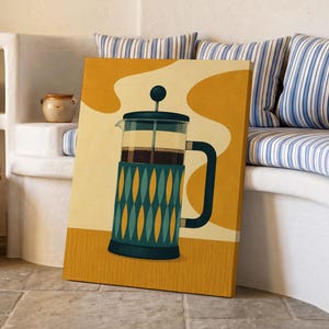 Könnte beinhalten: Ein rechteckiger Leinwanddruck mit einer stilisierten Illustration einer French-Press-Kaffeebereiter. Das Design zeigt eine Basis in Blaugrün und Dunkelblau mit einem sich wiederholenden ovalen Muster, einem klaren Glasoberteil und einem senfgelben Hintergrund.