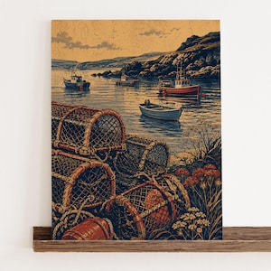 Könnte beinhalten: Ein vertikaler Wandkunstdruck mit einer Küstenszene, die gestapelte braune Hummerkörbe im Vordergrund, rote und weiße Fischerboote auf ruhigem blauem Wasser, felsige Hügel in der Ferne und orangefarbene Wildblumen am Ufer zeigt.