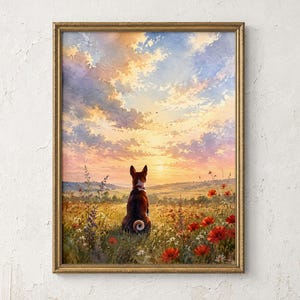 Könnte beinhalten: Ein gerahmter Kunstdruck, der einen braun-weißen Hund zeigt, der in einem Feld mit Wildblumen und hohem Gras sitzt. Der Hund blickt auf eine hügelige Landschaft unter einem lebendigen Sonnenuntergangshimmel voller weicher Wolken.
